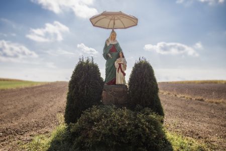 Figurka Matki Boskiej   Sanktuarium w Budzieszynie Pola Ciok